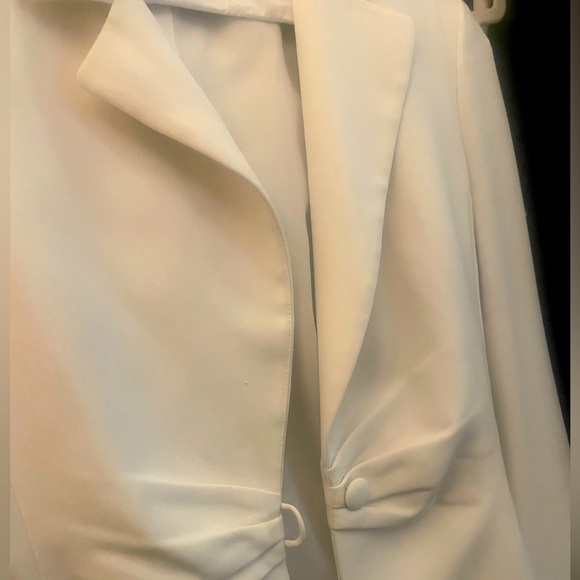 Chic White Women's (US Size Small) Enhanced Waist Single Button Detail Blazer - Picture 10 of 10